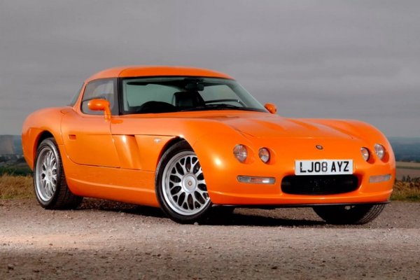 Поставянето на двигатели Chrysler на спортни автомобили Bristol е традиция. От 1961 до 2011 г. атмосферните &bdquo;осмици&ldquo; са в девет модела на британската компания. Последният такъв Bristol е суперавтомобилът Fighter с модифициран осемлитров V10 от Viper с мощност 550 к.с. Базовото купе със стоманена рамка, покрита с панели от алуминий и въглеродни влакна, е проектирано от бившия инженер на състезателния отбор Brabham - Макс Бокстрьом. Fighter получава повдигащи се врати тип &bdquo;крило на чайка&ldquo;, окачване с двойни напречни носачи и самозаключващ се диференциал на задвижващия заден мост.